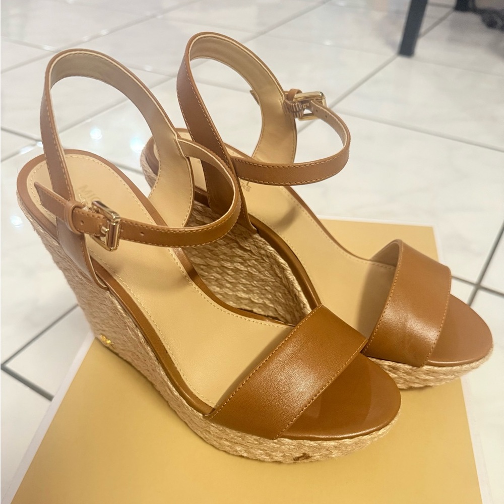 NEW WOMEN'S TAN BEIGE MICHAEL KORS
ESPADRILLE WEDGES SIZE 7